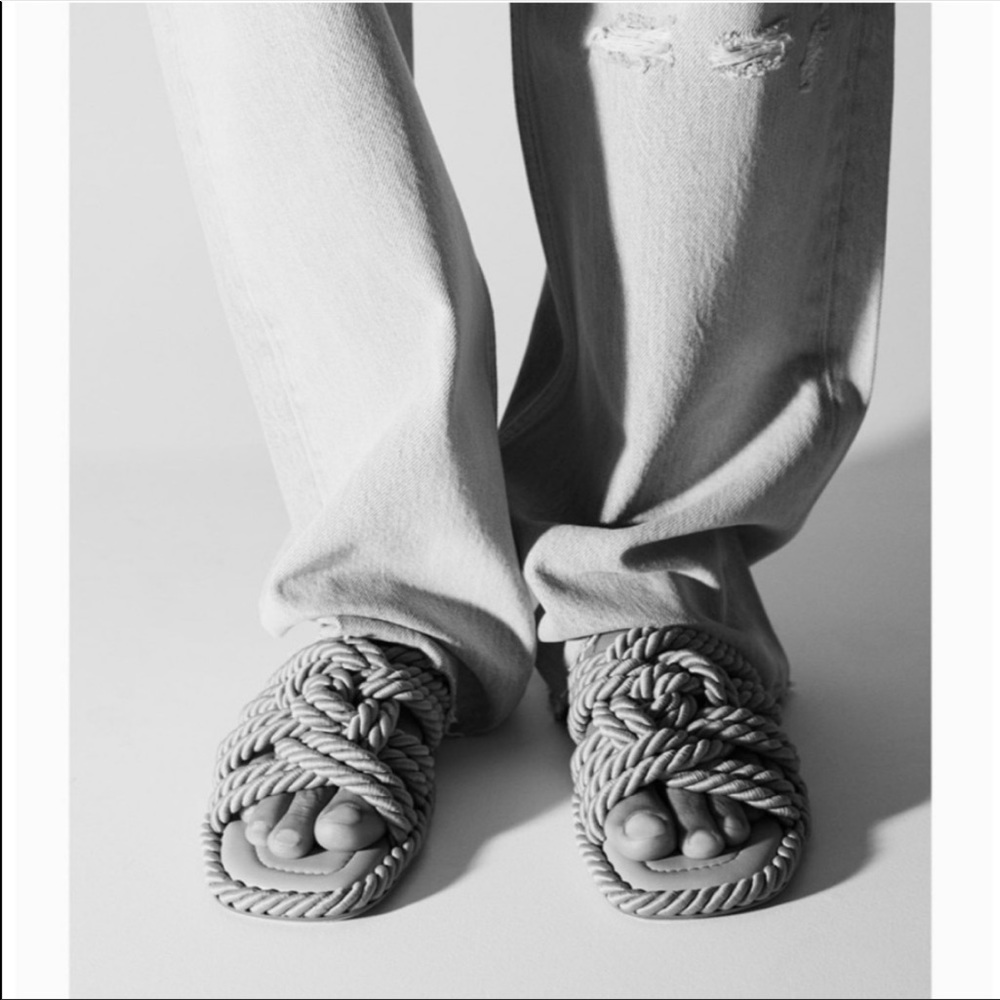 ✨Zara LOW HEEL KNOTTED SANDAL |
OFF WHITE SIZE: Size: 7/5 🐚 - Picture 8 of 10